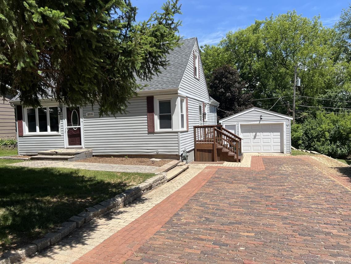 6314 Hillcrest Rd., Cary, IL 60013