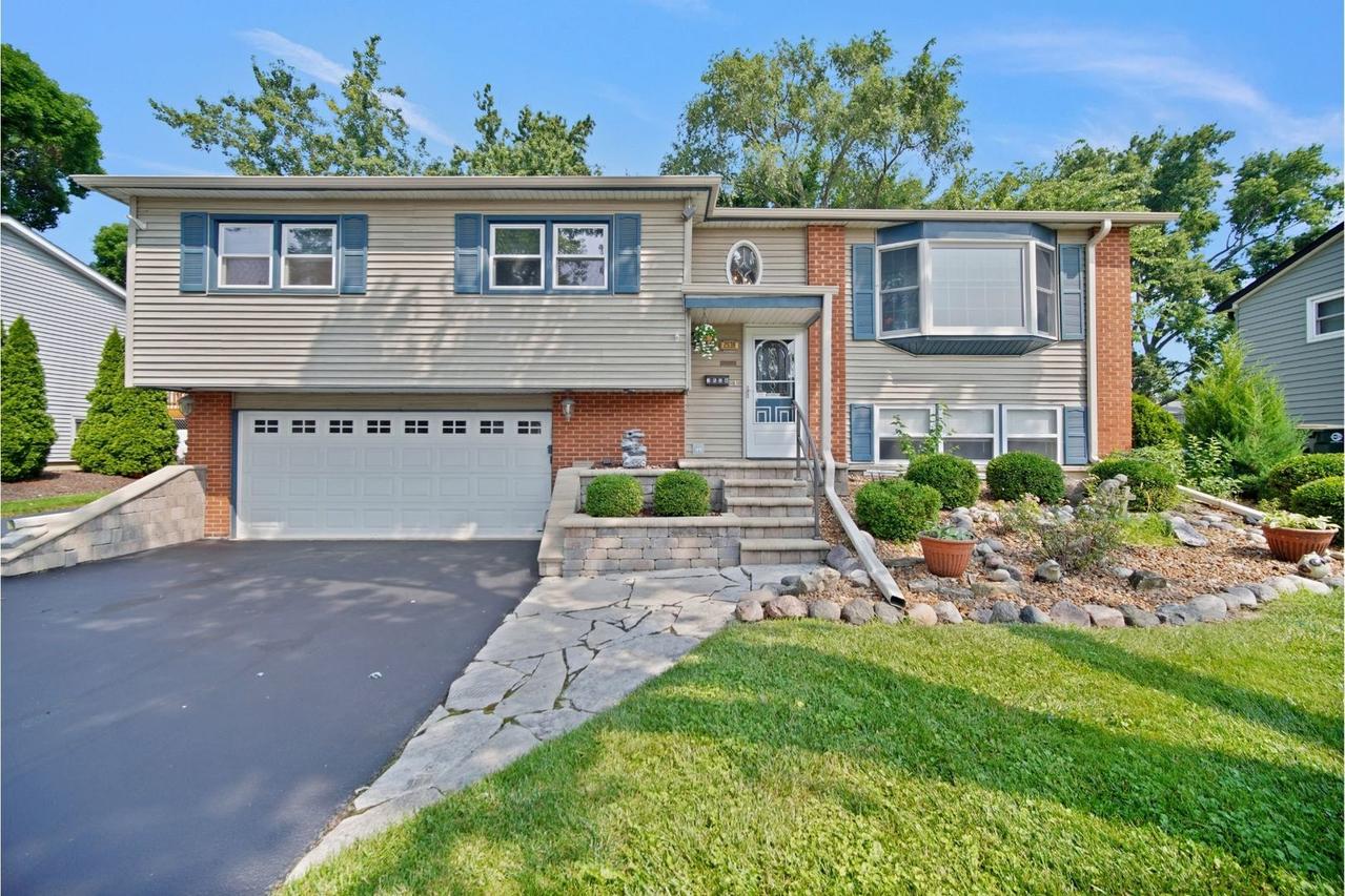2538 Willow Ave., Woodridge, IL 60517