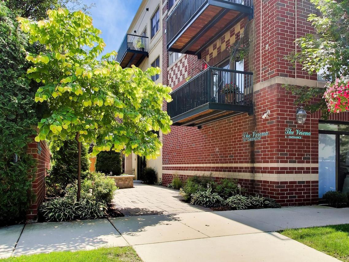1107 Greenleaf Ave. #2I, Wilmette, IL 60091