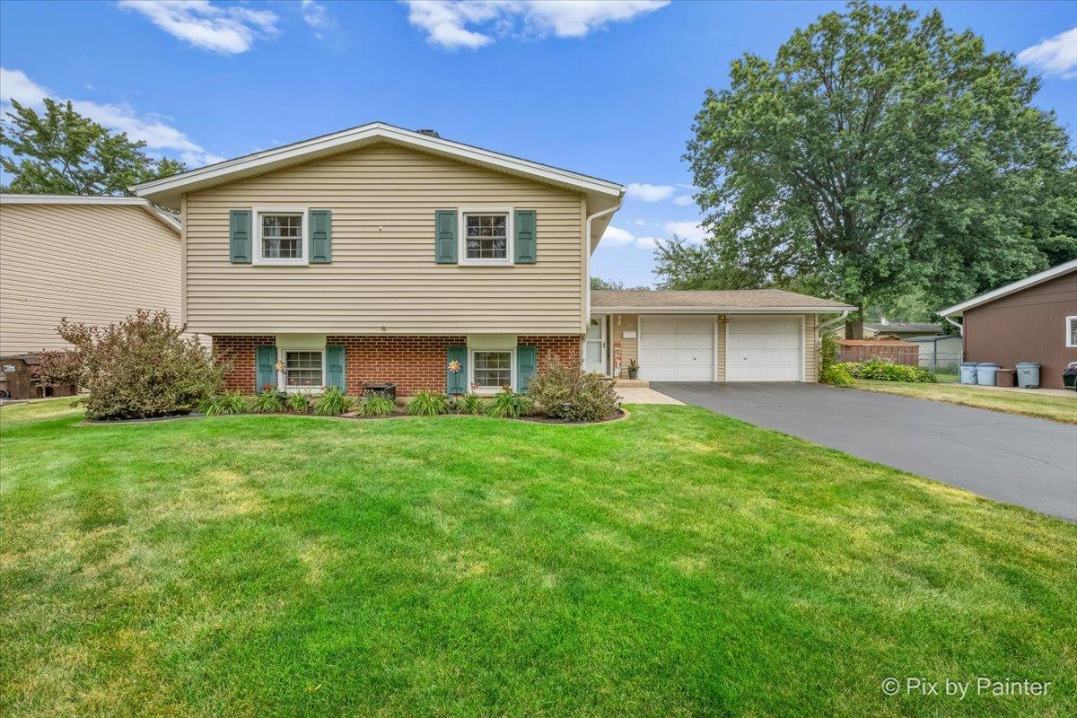 641 Devonshire Ln., Crystal Lake, IL 60014