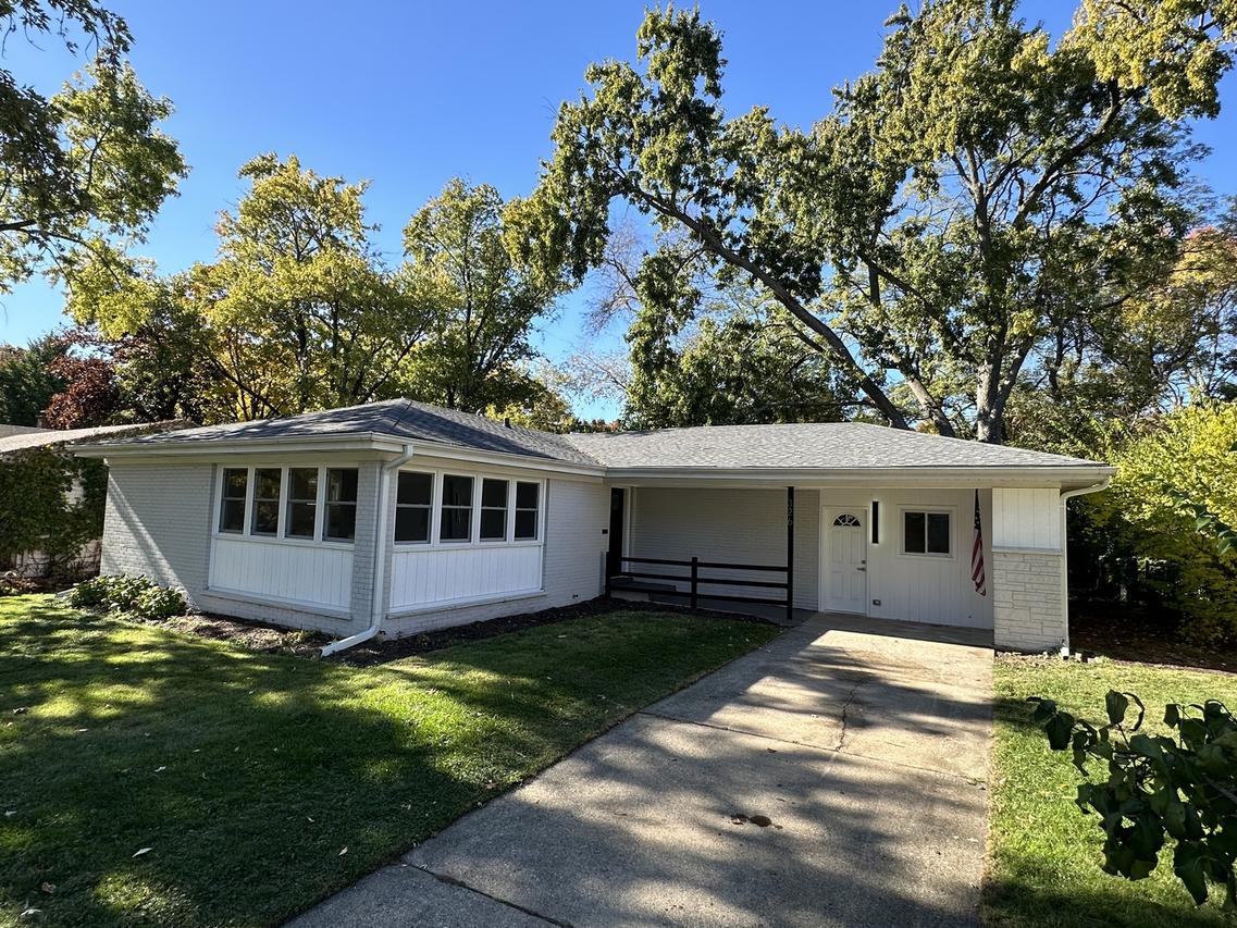 326 Indian Dr., Glen Ellyn, IL 60137