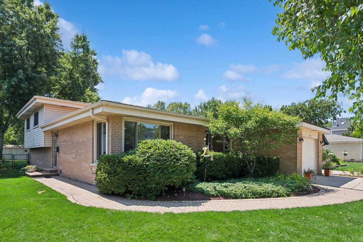 1746 Richfield Ave., Highland Park, IL 60035