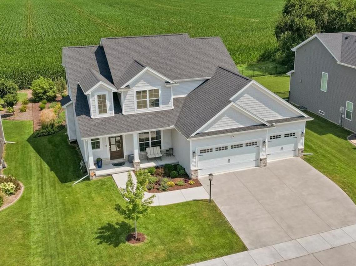 906 Declaration Dr., Savoy, IL 61874