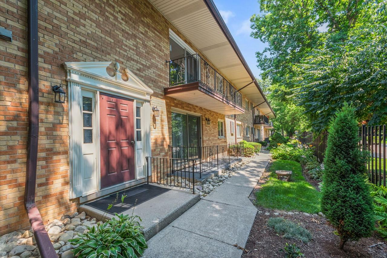8996 Archer Ave. #2G, Willow Springs, IL 60480