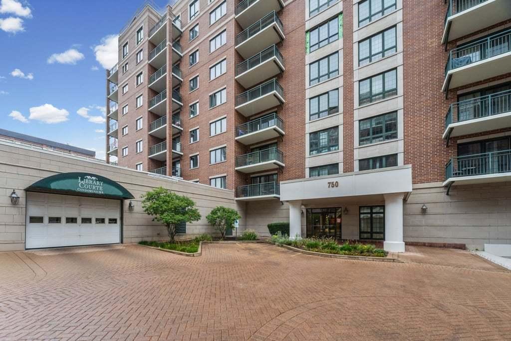 750 Pearson St. #208, Des Plaines, IL 60016