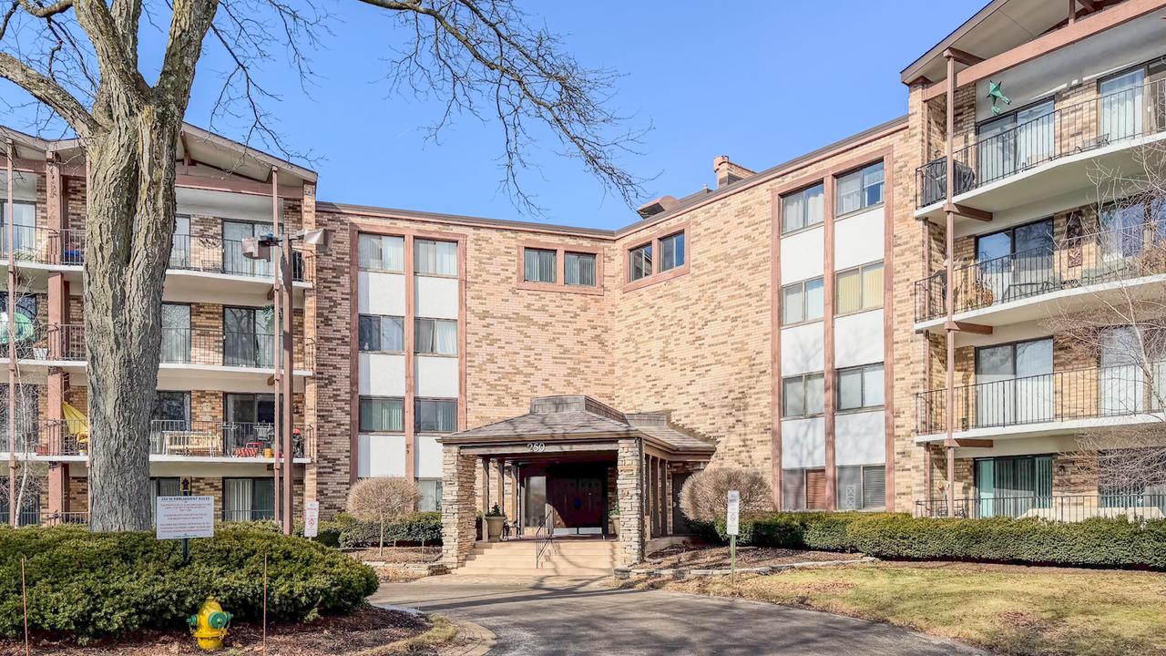 250 W Parliament Pl. #301, Mount Prospect, IL 60056