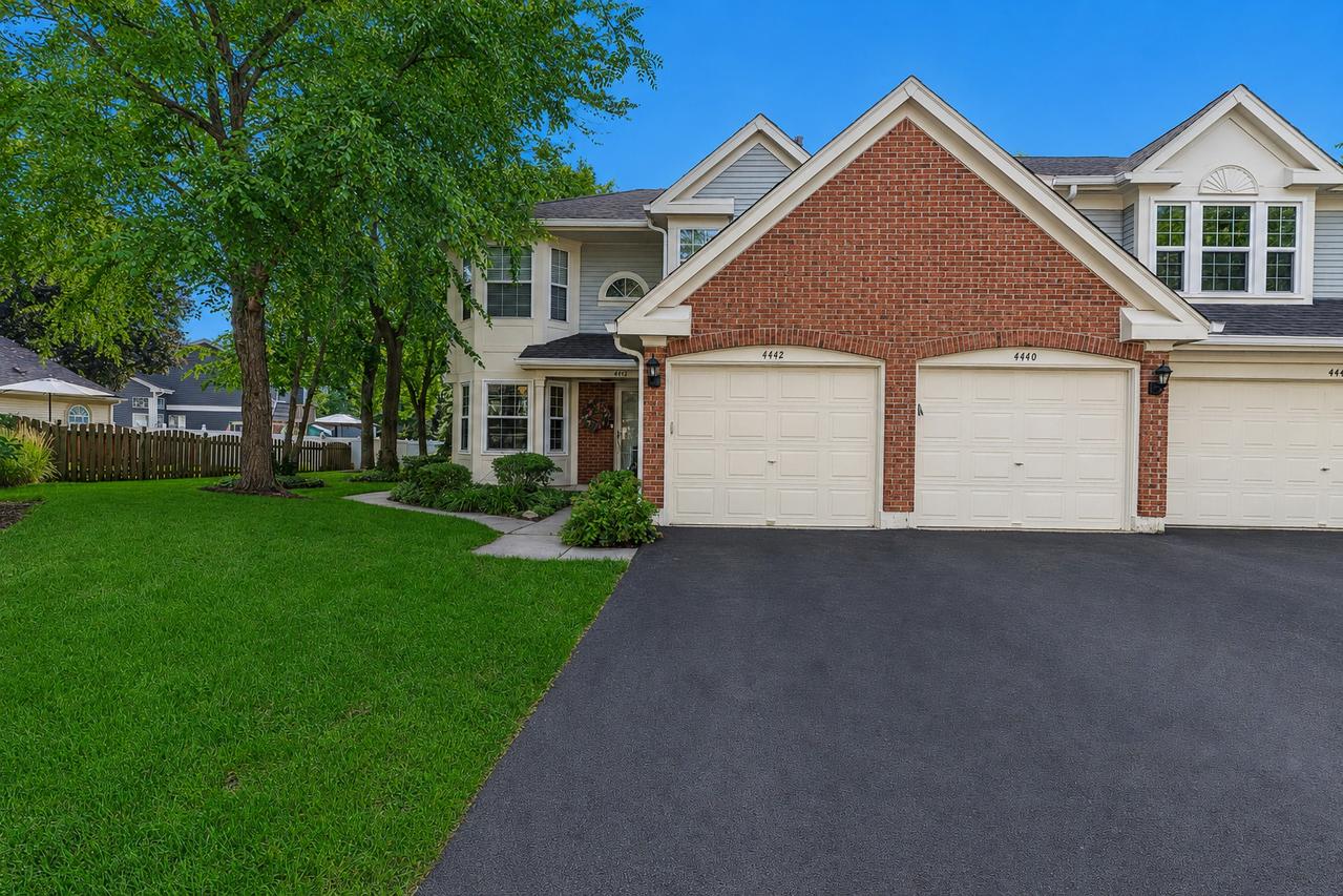4440 Castlebar Ln., Hanover Park, IL 60133