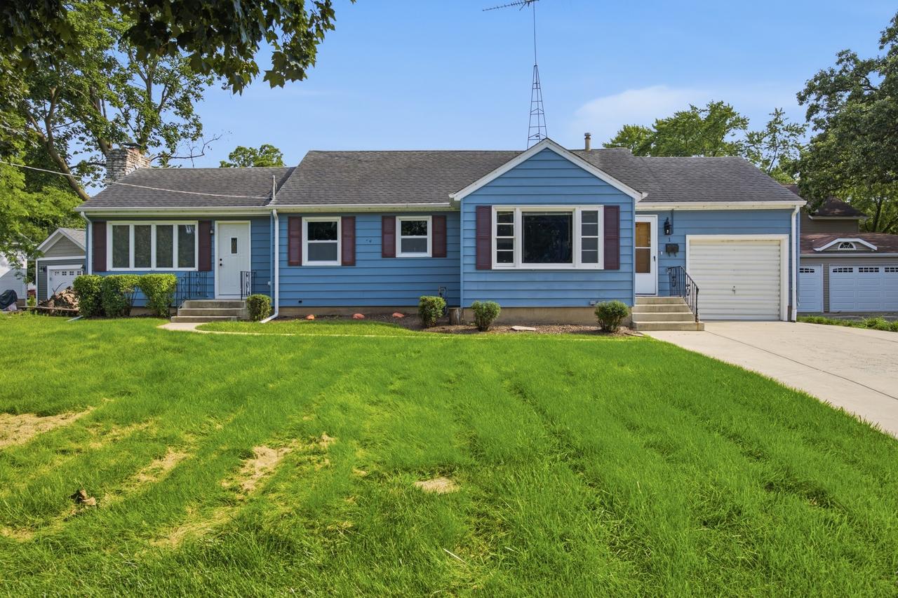 10 Lincoln Ave., East Dundee, IL 60118