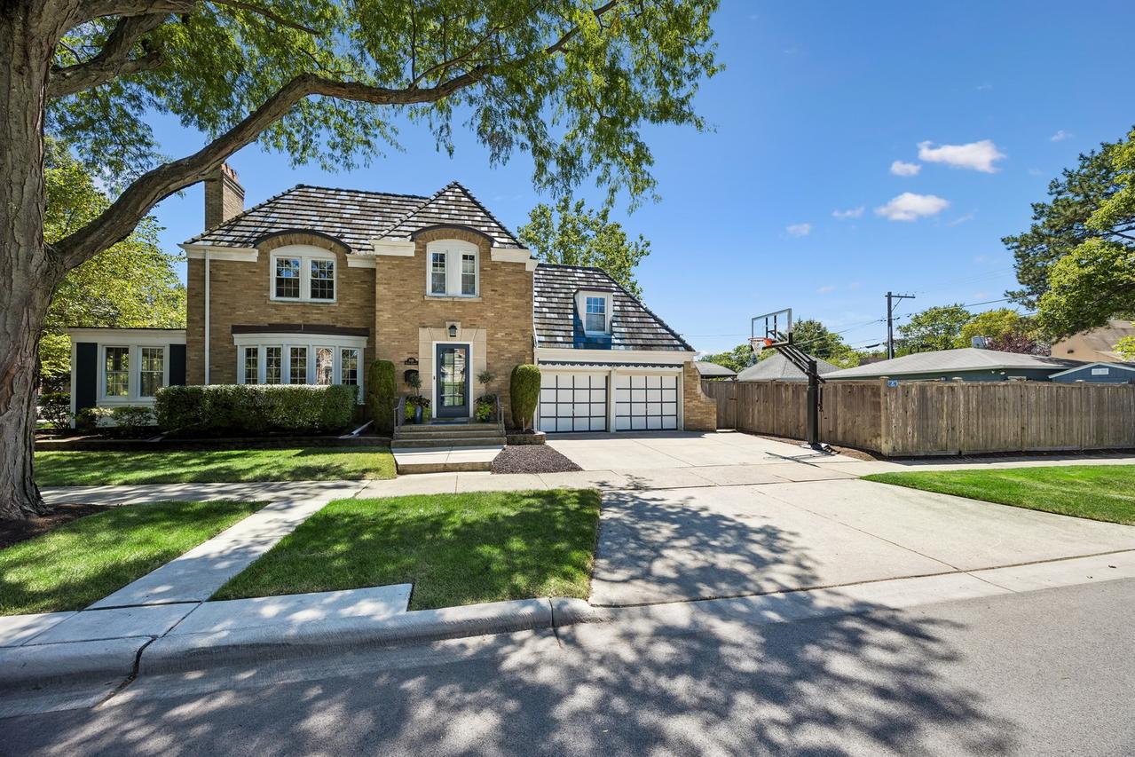 1049 N Elmwood Ave., Oak Park, IL 60302
