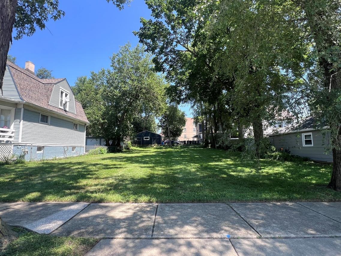 407 Brook St., Elgin, IL 60120