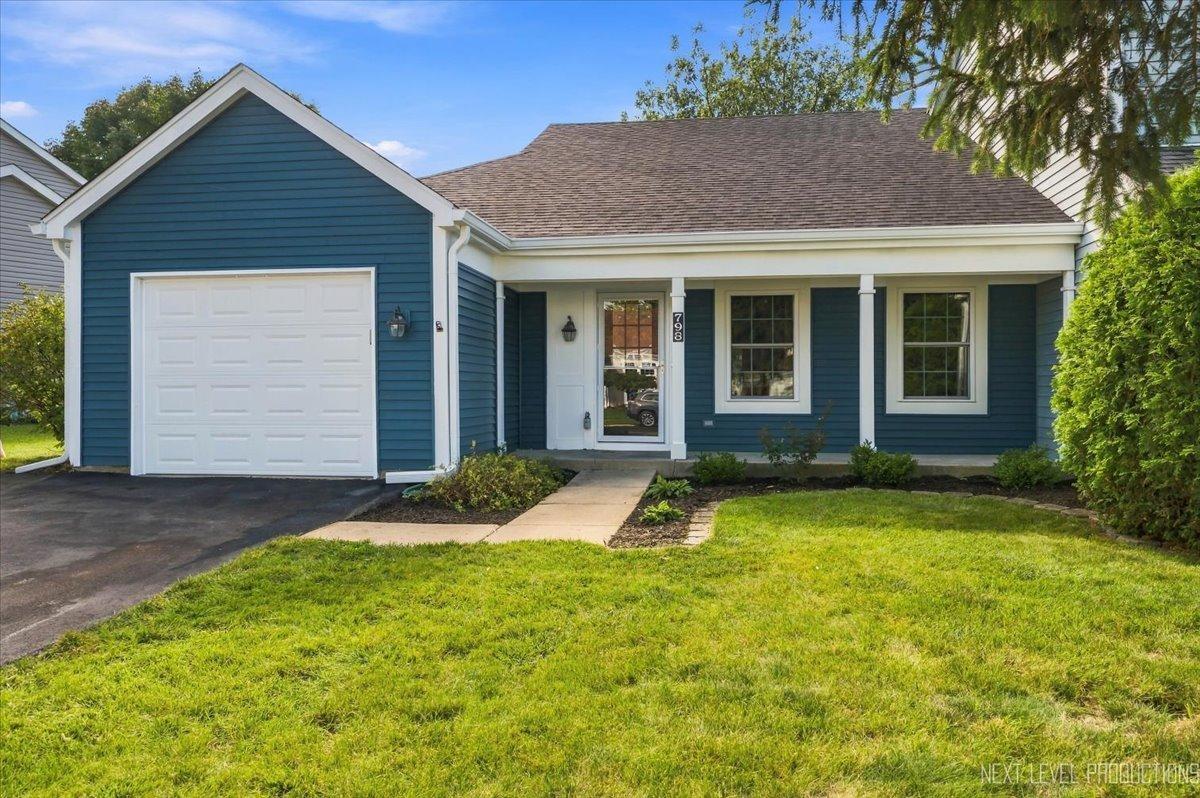798 Stanford Ln., Carol Stream, IL 60188