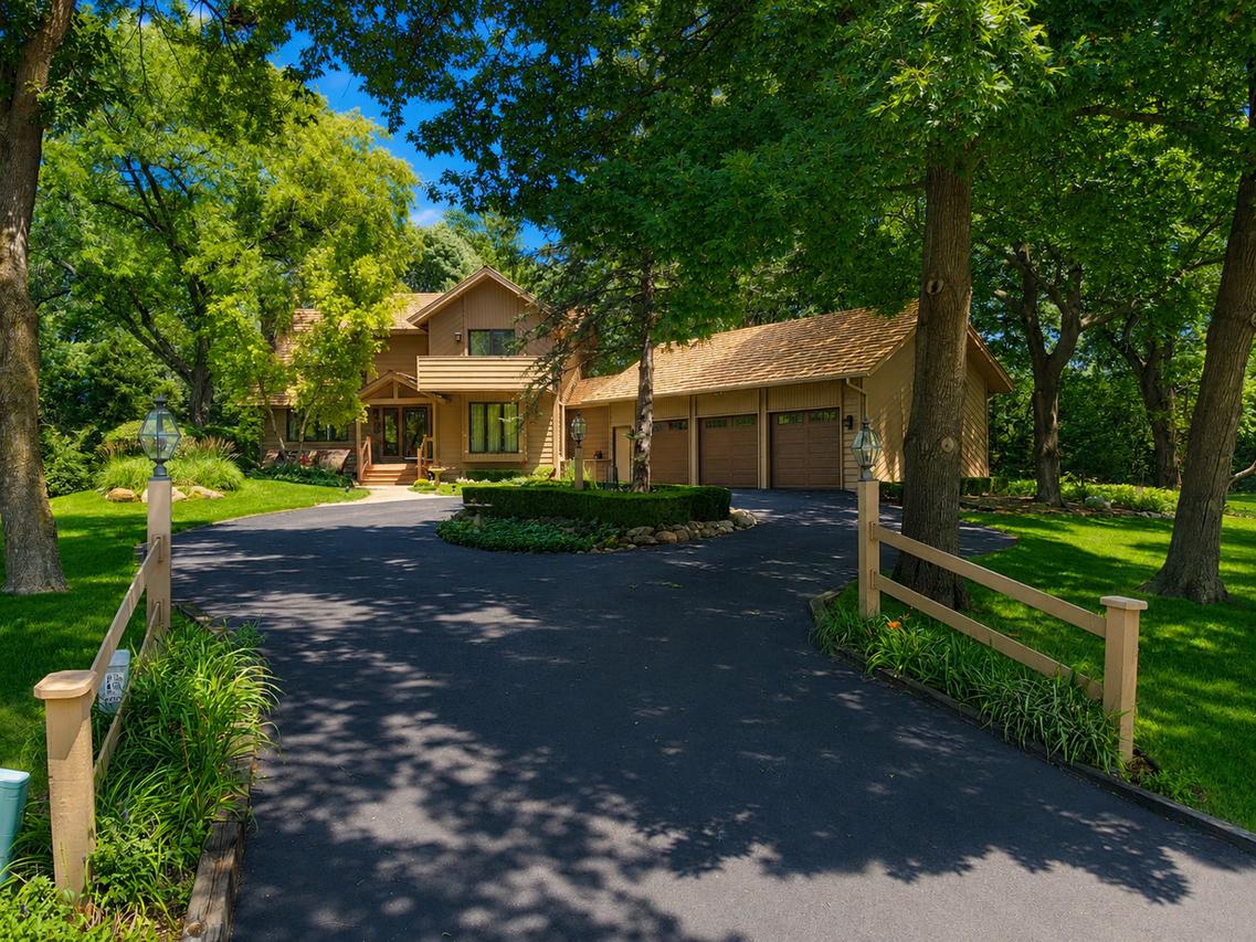 25546 Cayuga Tr., Lake Barrington, IL 60010