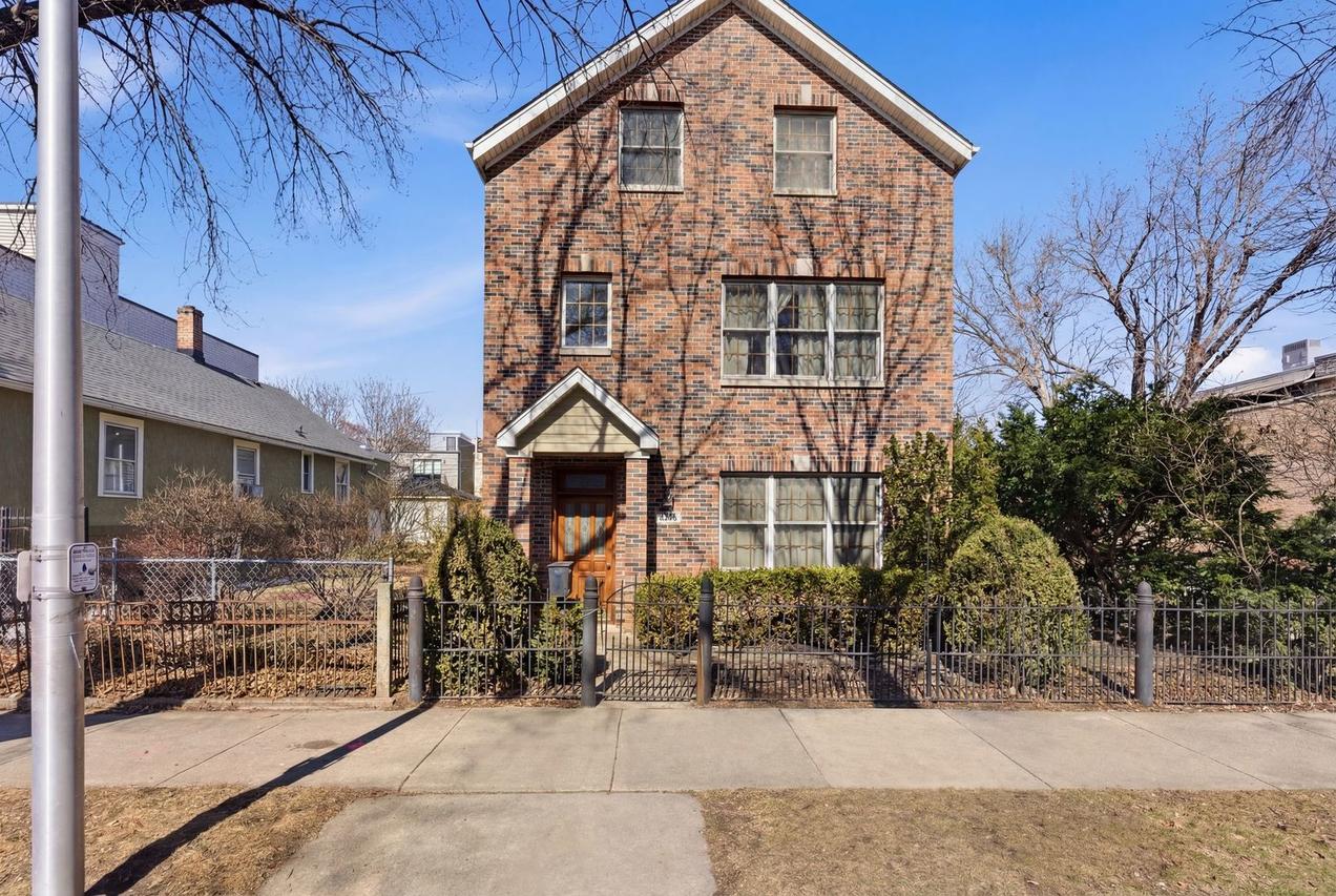 2042 W Ohio St., Chicago, IL 60612