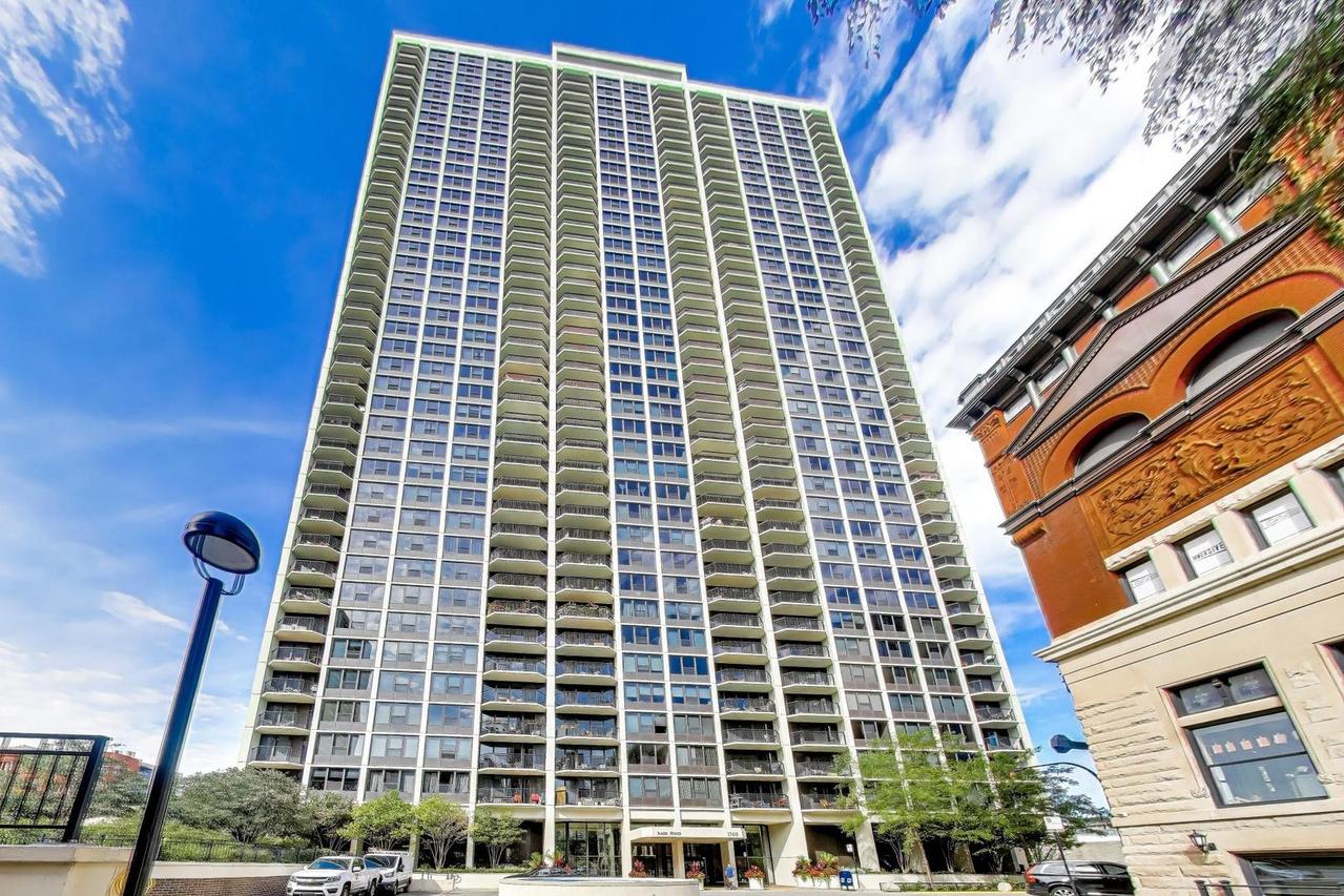 1560 N Sandburg Ter. #2103J, Chicago, IL 60610