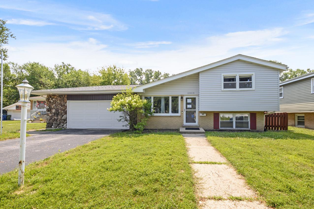 5909 W 99th St., Oak Lawn, IL 60453