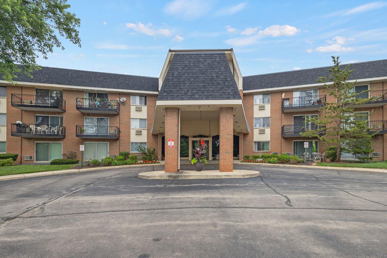 1198 Royal Glen Dr. #221, Glen Ellyn, IL 60137