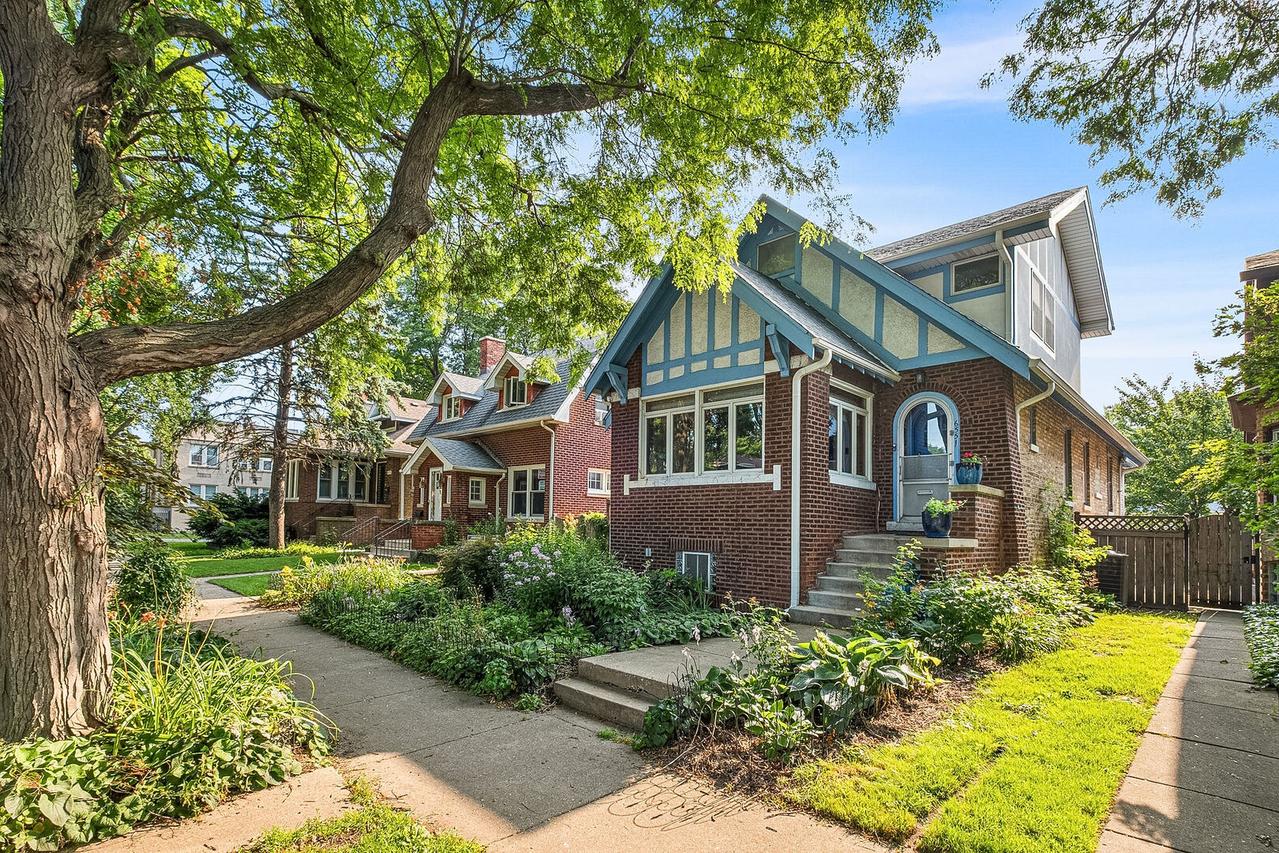 6551 N Maplewood Ave., Chicago, IL 60645