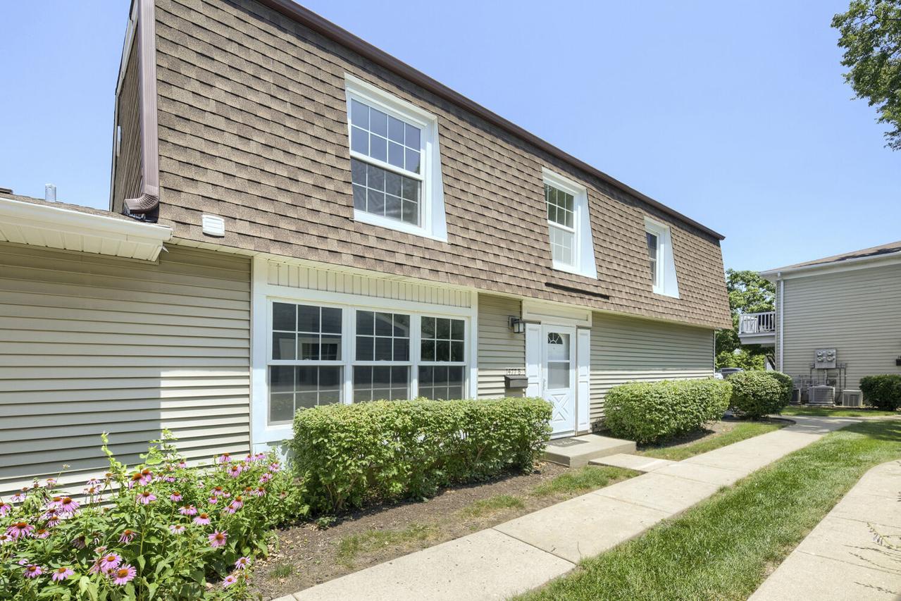 1477 Woodcutter Ln. #B, Wheaton, IL 60189