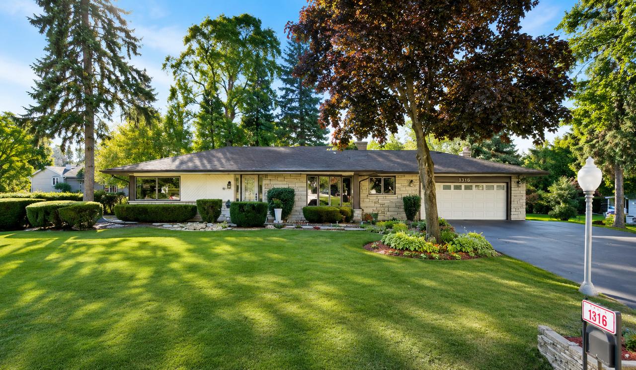 1318 Sunset Dr., Schaumburg, IL 60193