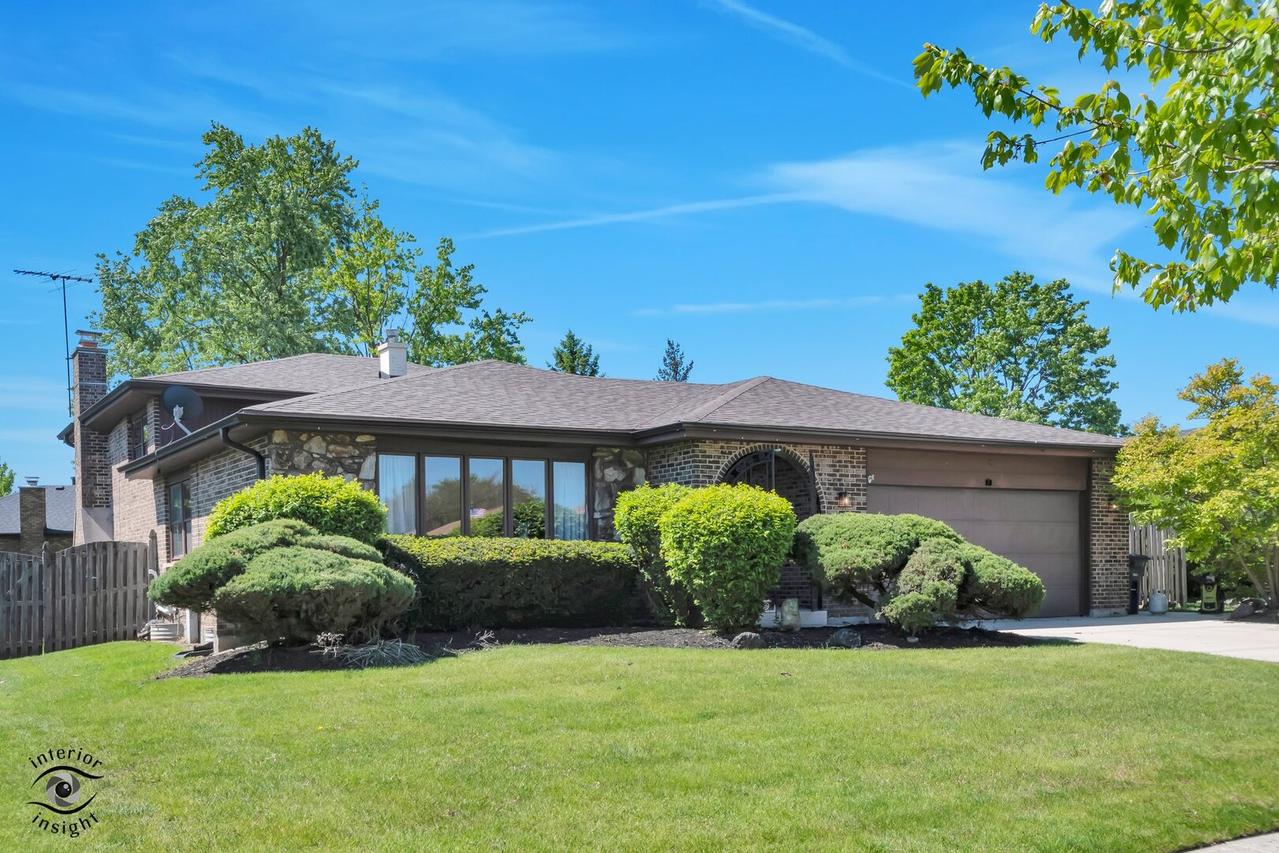 825 Walnut Dr., Darien, IL 60561