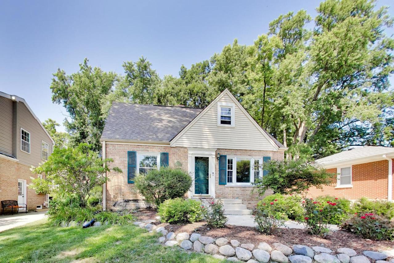 708 N Summit St., Wheaton, IL 60187