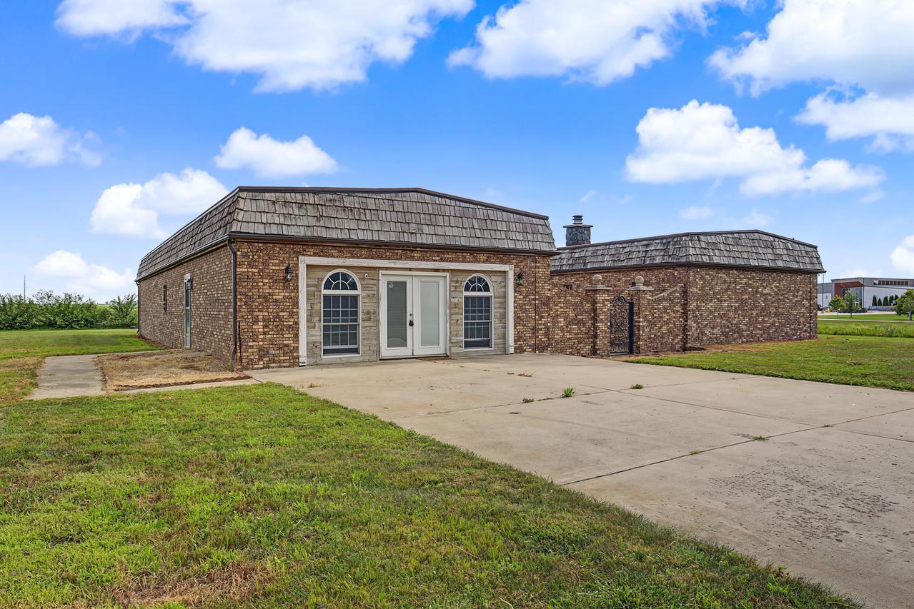3301 Ireland Grove Rd., Bloomington, IL 61704