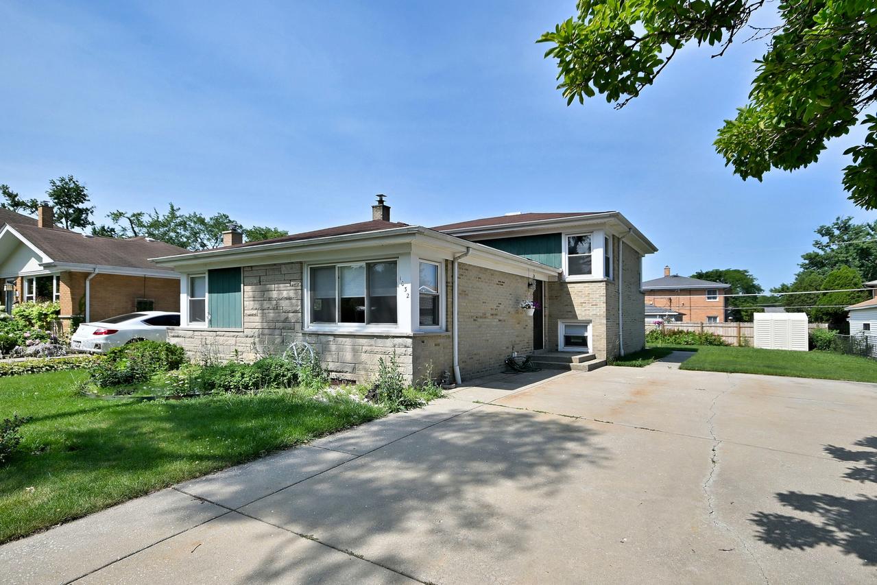 1032 Daniel Dr., Bensenville, IL 60106