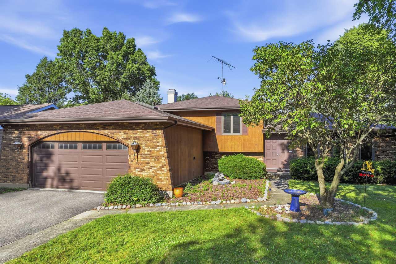 915 Carriage Dr., Algonquin, IL 60102