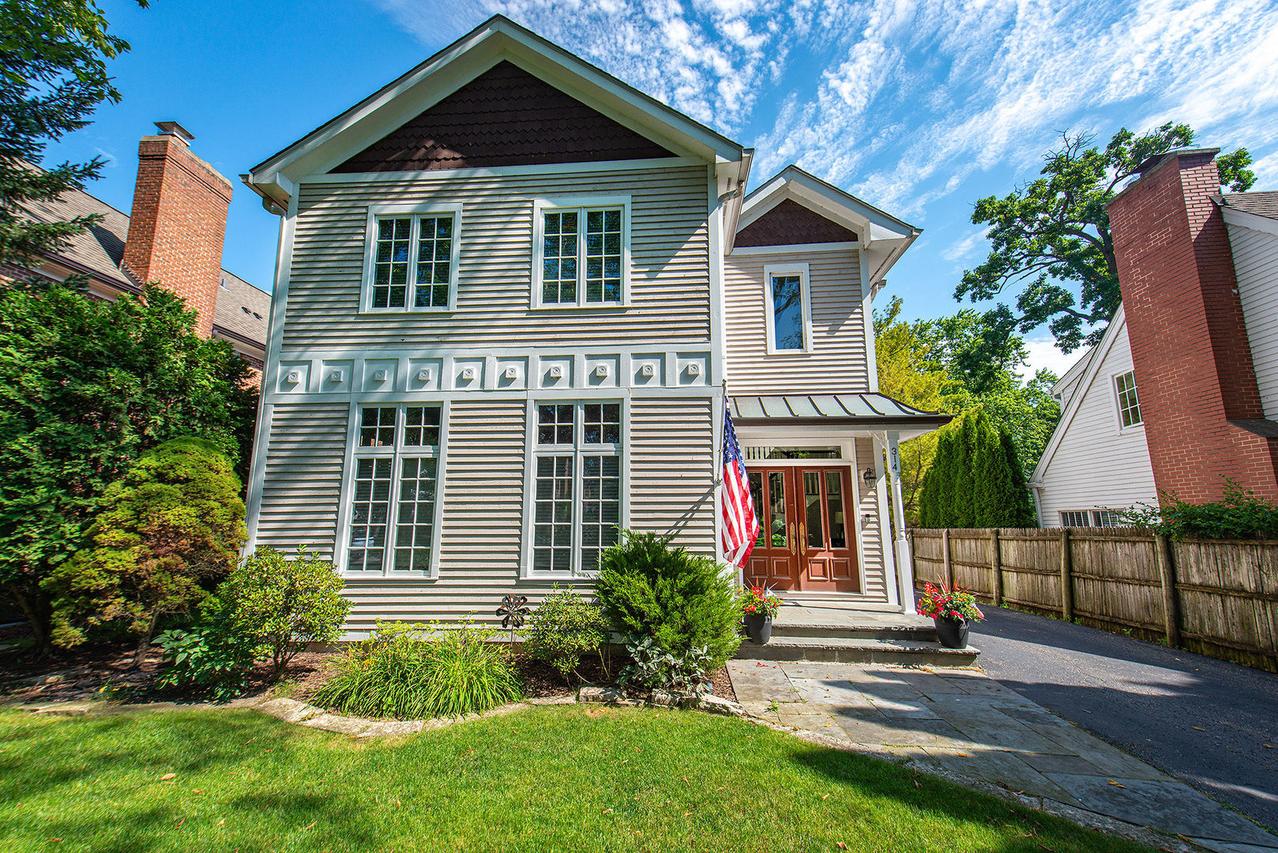 314 E Woodland Rd., Lake Bluff, IL 60044