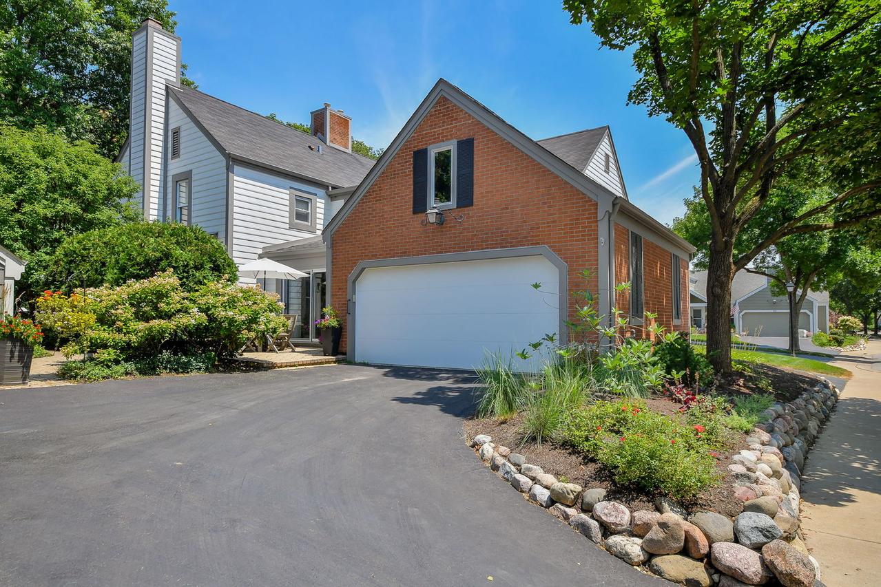 64 Whittington Course, St. Charles, IL 60174