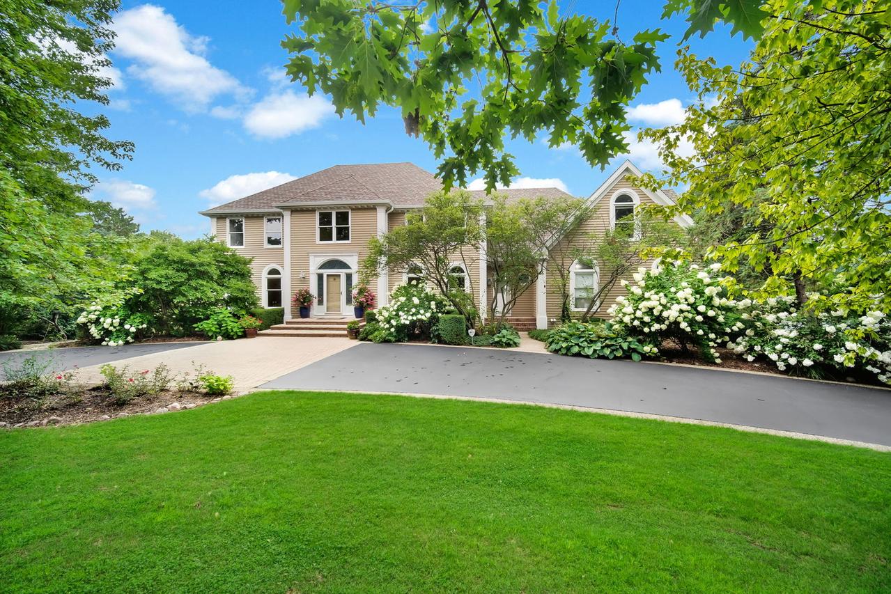 8 Lakeside Dr., South Barrington, IL 60010