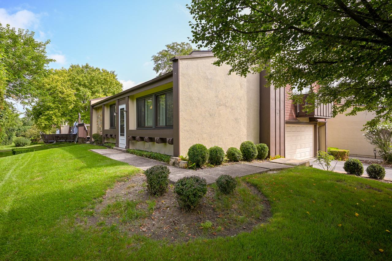 19 Elmwood Sq., Indian Head Park, IL 60525