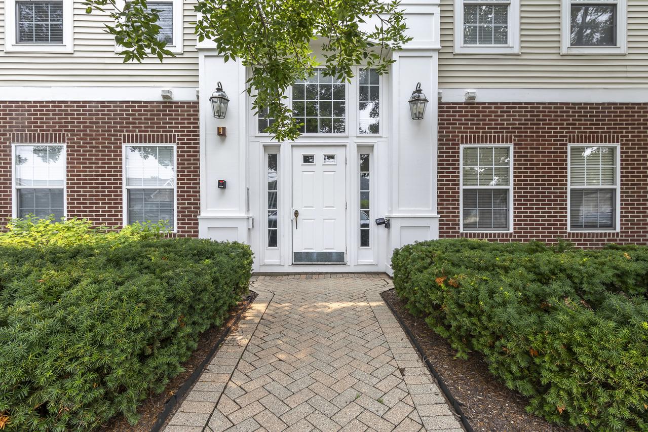 3275 Stratford Ct. #2-C, Lake Bluff, IL 60044