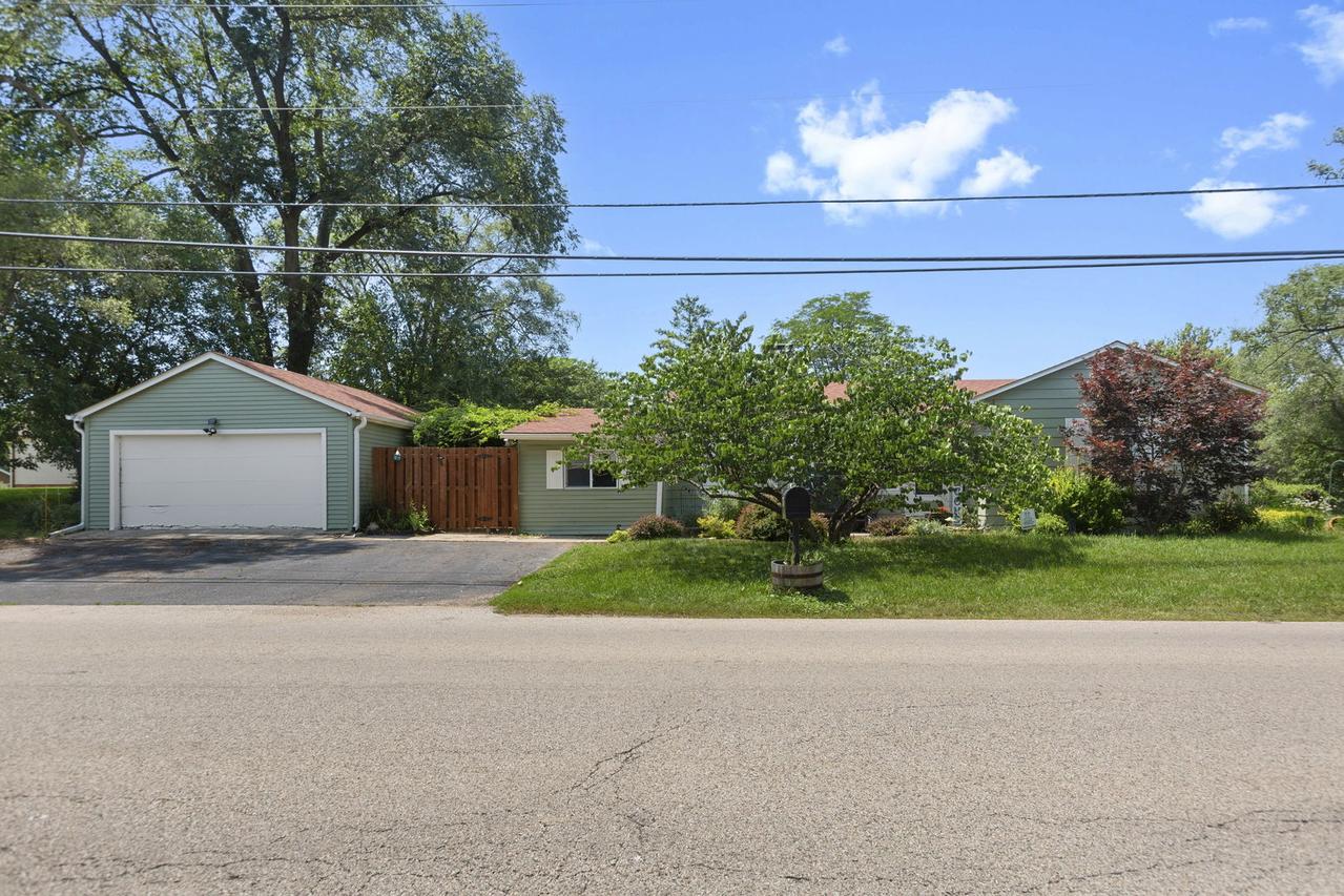 3717 Greenleaf Ave., Island Lake, IL 60042
