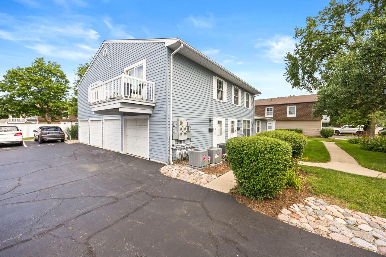 1497 Woodcutter Unit D Ln. #D, Wheaton, IL 60189