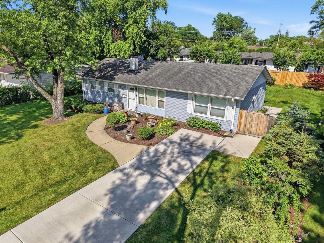 403 Hazelwood Ln., Glenview, IL 60025
