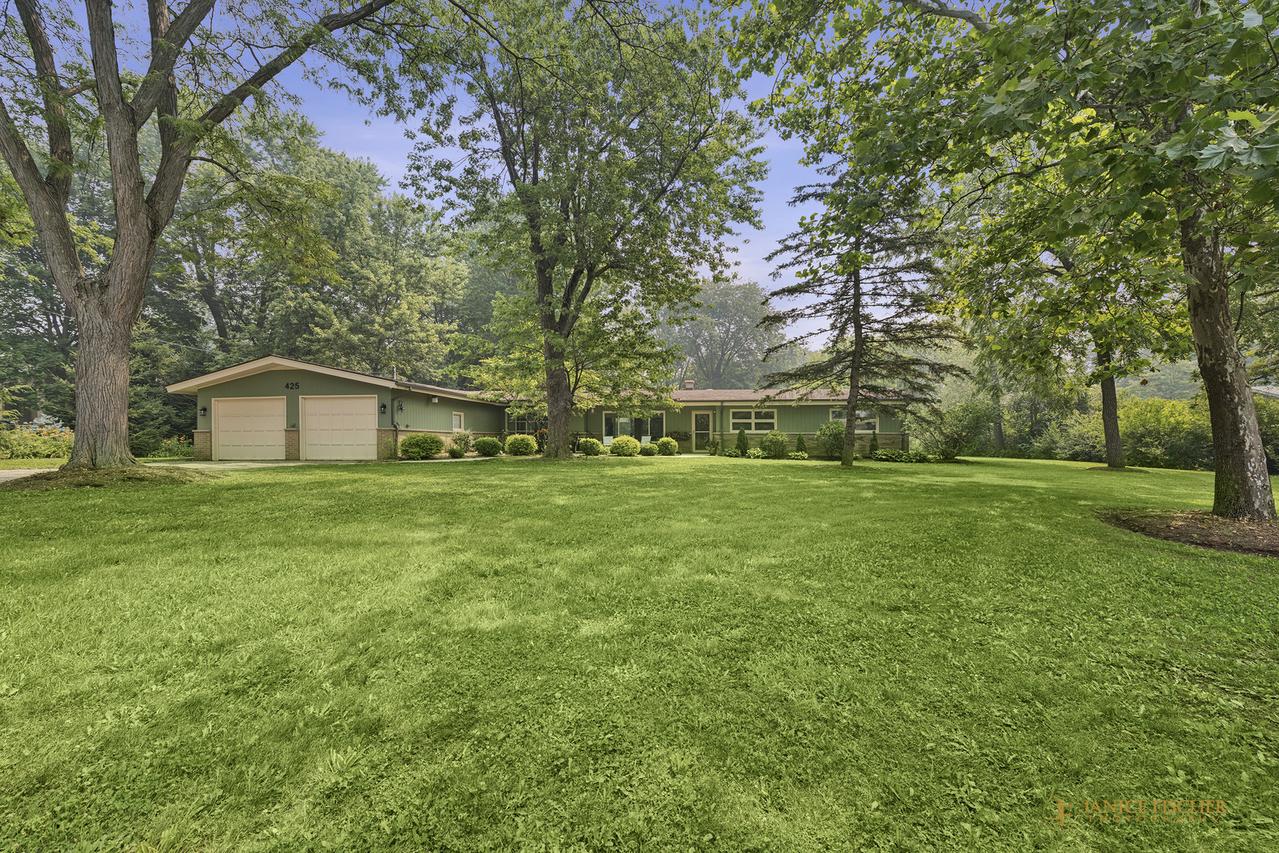 425 Greenwood Ln., Barrington, IL 60010