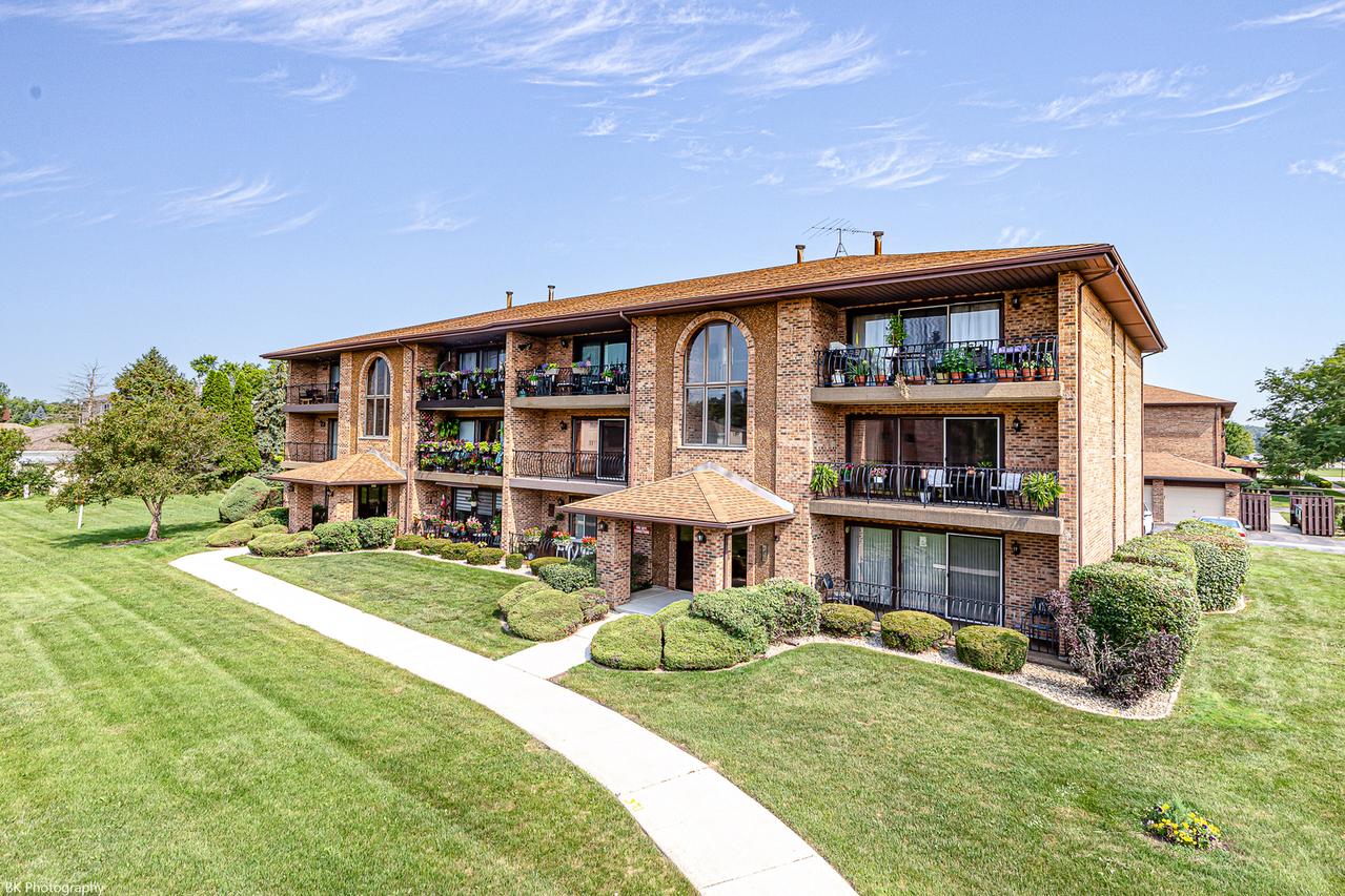 11108 Heritage Dr. #2B, Palos Hills, IL 60465