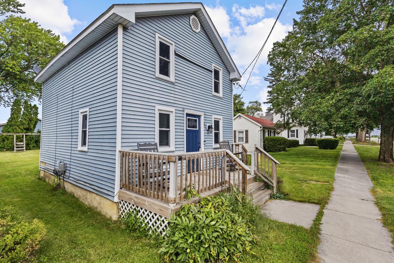207 E Taylor St., Grant Park, IL 60940