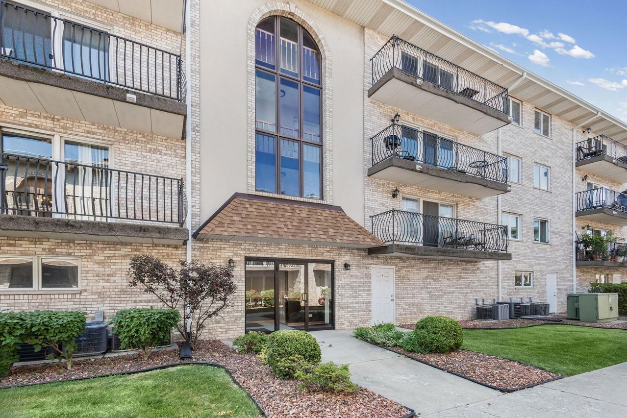 6248 S Gullikson Rd. #2E, Chicago, IL 60638