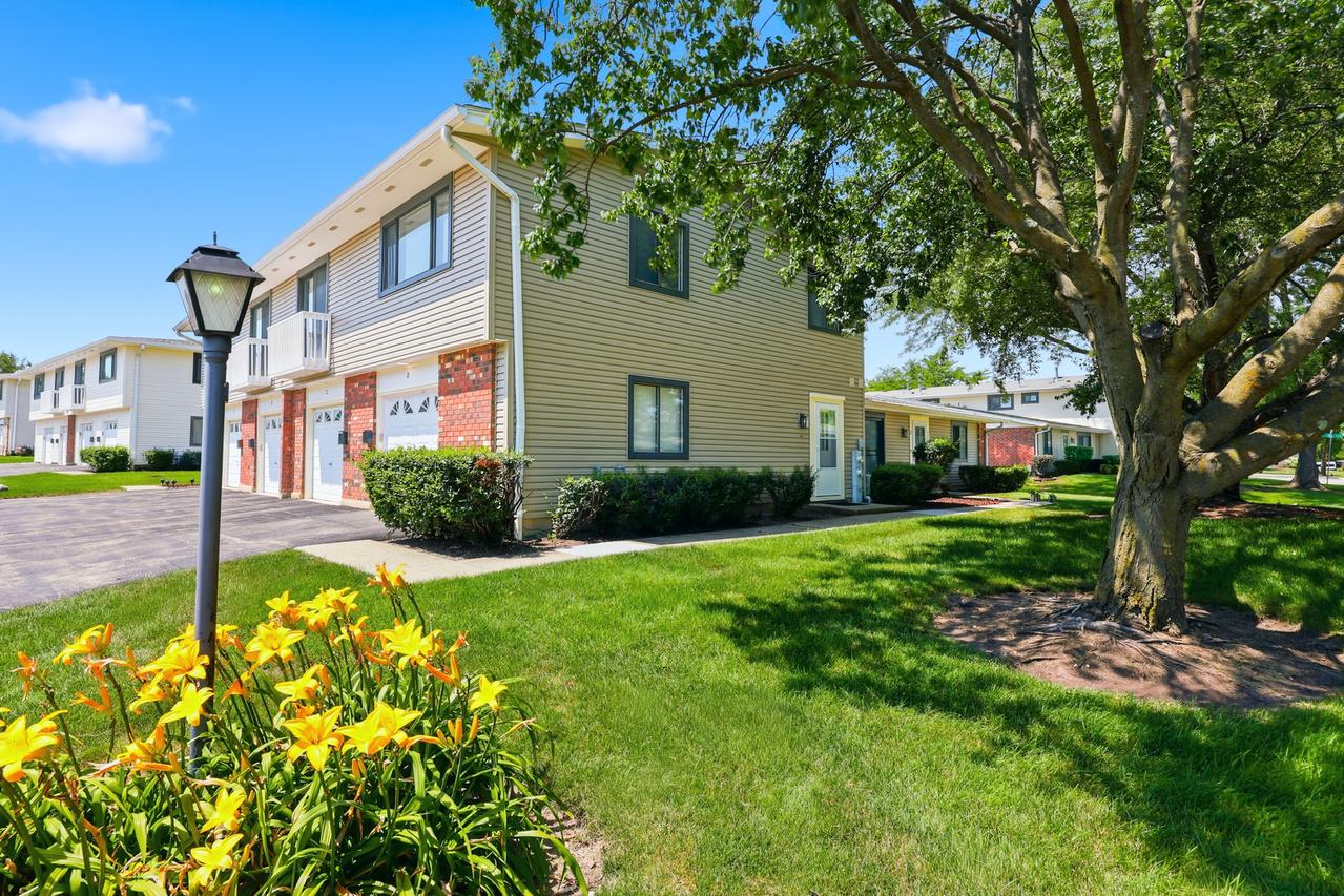 127 Fairlane Ct. #D, Bloomingdale, IL 60108