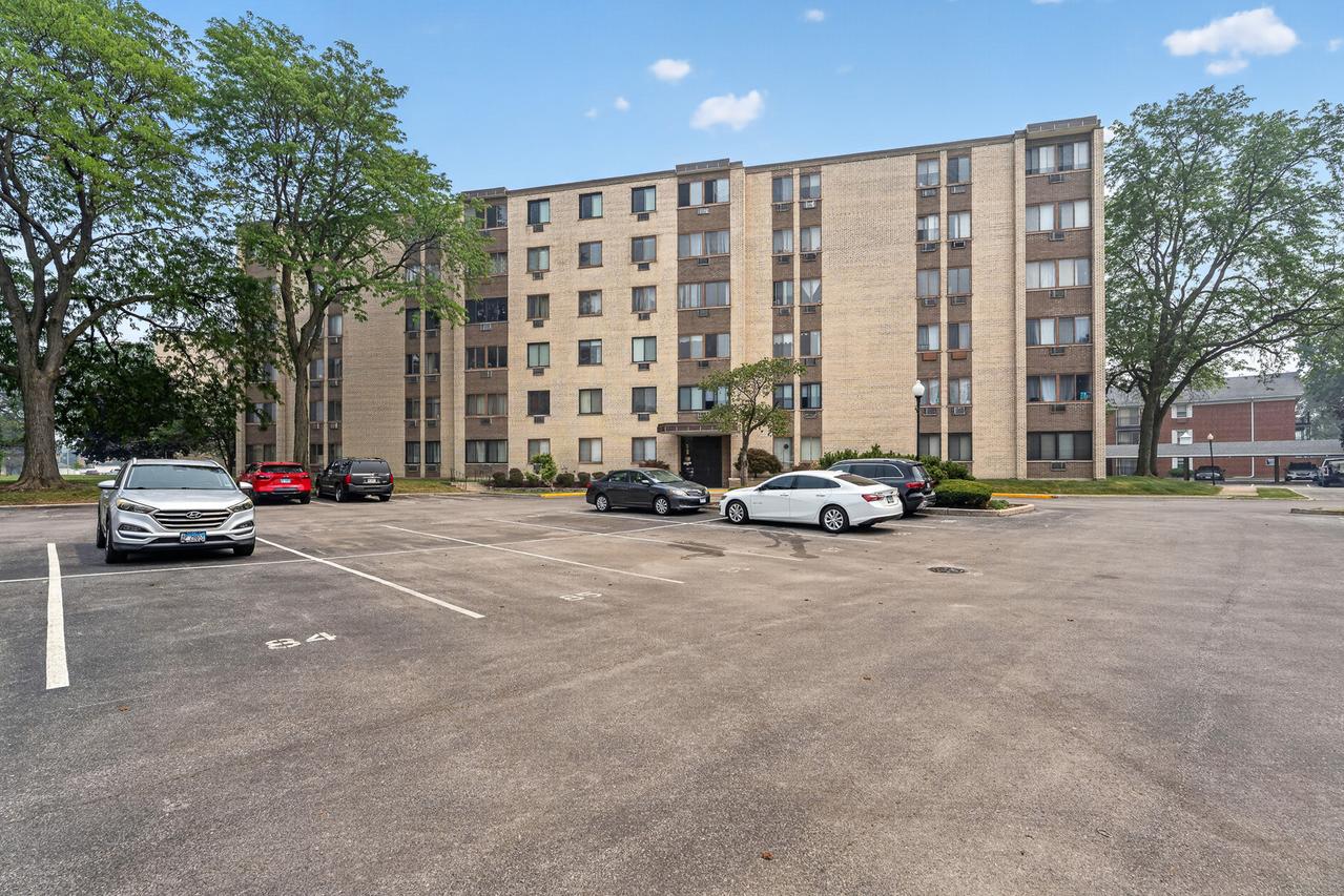 9745 S Karlov Ave. #205, Oak Lawn, IL 60453