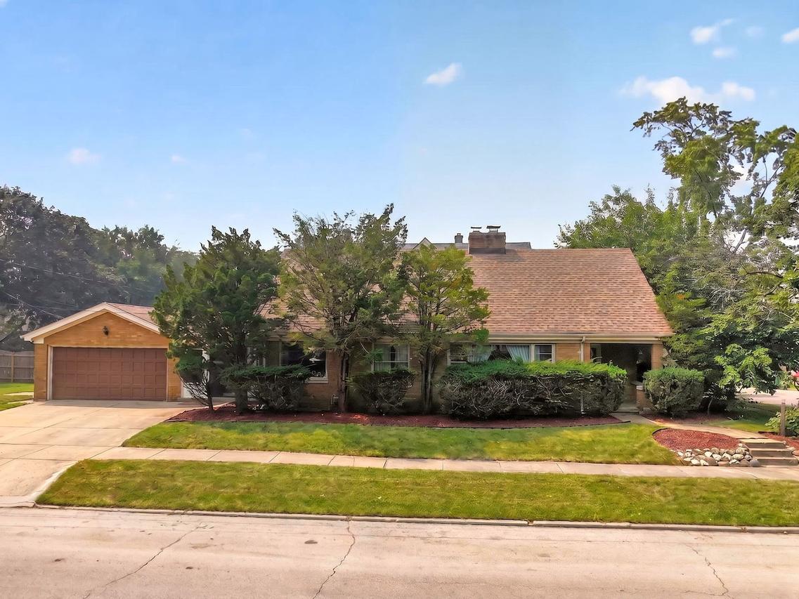 649 N Spring St., Elgin, IL 60120
