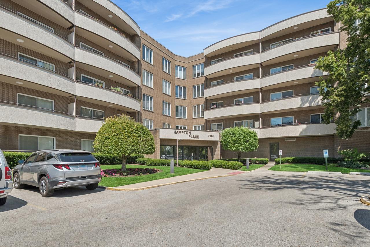 7201 N Lincoln Ave. #403, Lincolnwood, IL 60712