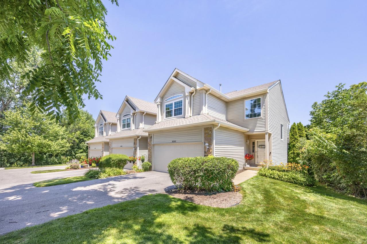8200 Sierra Woods Ct., Carpentersville, IL 60110