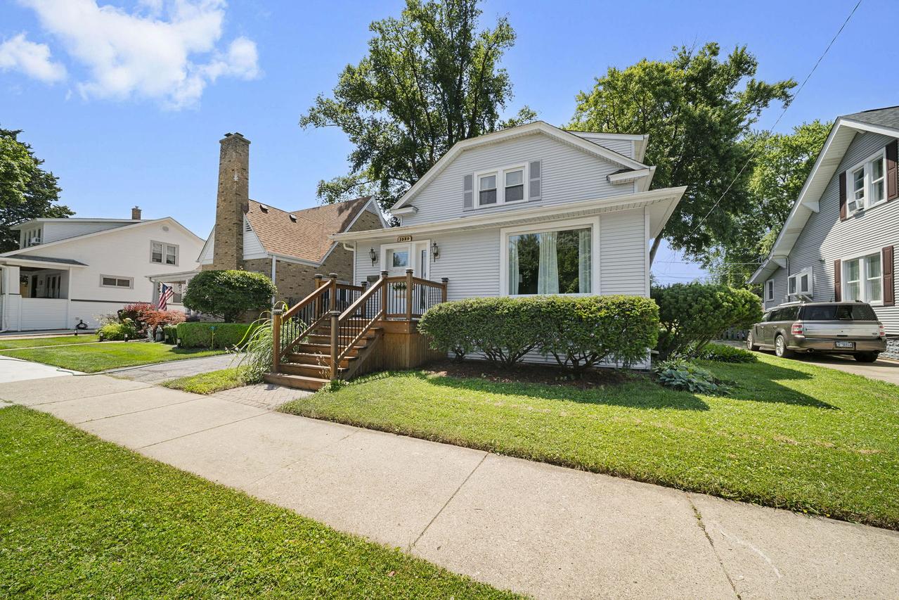 1329 Henry Ave., Des Plaines, IL 60016
