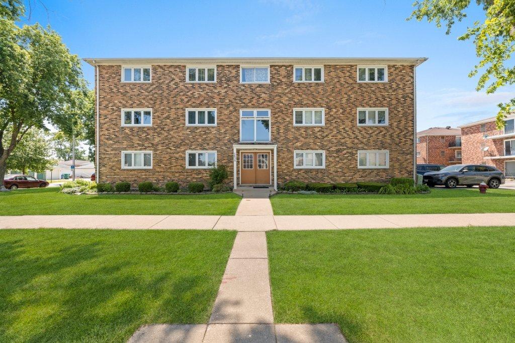 5834 W 77th St. #104, Burbank, IL 60459