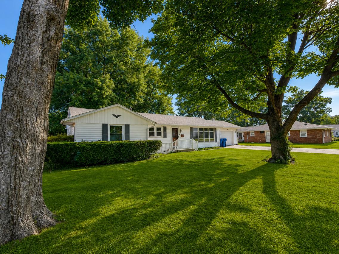 310 Hickory St., Flora, IL 62839