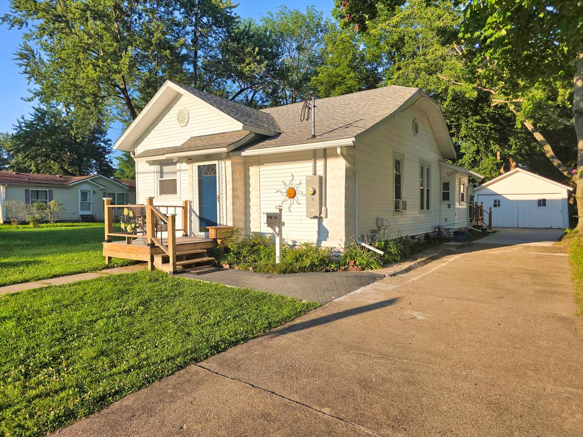 1502 N Walnut St., Olney, IL 62450