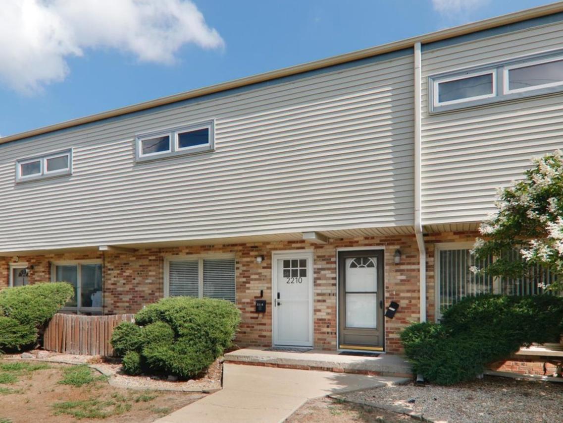 2210 E Lincoln St., Bloomington, IL 61701